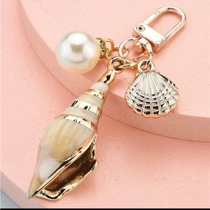 BAG CHARM KEY CHAIN SEASHELL NWOT